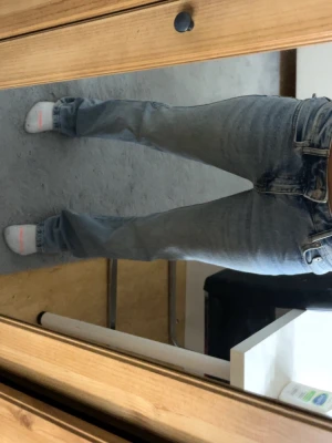 Bootcut jeans 90's från Lager 157 - Bootcut jeans i ljusblå tvätt från lager 157, modell '90's Boot'. Jeansen har en lätt utsvängd benform det är bootcut jeans och de är låga. Dock finns det ett hål vid fickan där bakom! därför låg pris