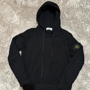 Svart hoodie från Stone Island - Jätte bra skick, använd men nästan inga defekter 9/10 skick skriv vid intresse!
