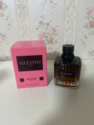 Valentino Donna Born In Roma Intense - Upptäck Valentino Donna Born In Roma Intense – en Eau de Parfum Intense i 100 ml flaska. Tillverkad i Frankrike. Perfekt för dig som vill ha en exklusiv och trendig doft i din samling.