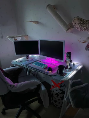 Ljus blått gaming bord RGB - Köptes för 2 år sedan. Allt fungerar och är med förutom mugg hållaren. Som jag tog bort i början för estetik. Sista bilden är ett exempel på hur den ungefär ser ut. För jag hittade inte original annonsen. Kan hämtas i Glimåkra Skåne där jag bor eller så kan jag kanske mötas. Köptes för typ 1200kr