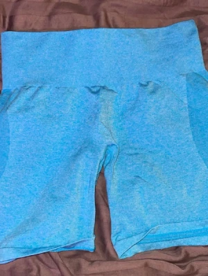 NVGTN shorts blåa - Jätte fina blå träningshorts från NVGTN, knappt använda jätte bra passform, storlek s men passar även m 