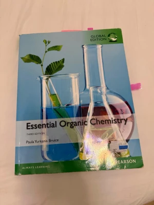Essential Organic Chemistry - Upptäck grunderna i organisk kemi med denna globala upplaga! Perfekt för dig som vill förstå kemins värld, med tydliga illustrationer av laboratorieutrustning och växter. Passar både studenter och nyfikna unga vuxna som vill lära sig mer om naturvetenskap.
