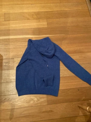 marino ull hoodie - jätte fin marino ull hoodie som jag fick i jul klapp men säljef den då den inte passar, storleken är L men skulle mer säga att det är mellan S och M. den är aldrig använd, den är snygg och stilren. och den kostar 900kr ny. Skriv vid mer frågor pris kan deskuteras