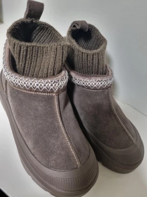 Bruna boots med stickad kant från Gifanni - Säljer ett par bruna boots från Gifanni i storlek 36. Skorna har tjock sula. Perfekta för kylan nu när det är vinter. Helt nya💗
