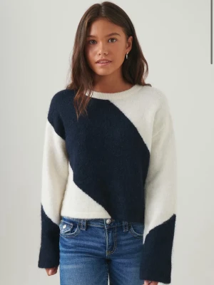 Mysig stickad tröja i blått och vitt - Säljer en supermjuk stickad tröja med coolt diagonalt mönster i mörkblått och vitt. Priset kan diskuteras