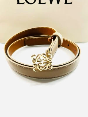 Beige skinnbälte från Loewe - Säljer mitt Loewe-bälte i calfskin, färg Gold/Sand, använd mycket lite. På grund av viktnedgång har jag gjort några extra hål för passform, men skulle behöva fler och har därför bestämt mig för att köpa ett nytt i rätt storlek.  Lyxigt bälte i äkta calfskin Nästan som nytt – sparsamt använt Några extra hål för bättre passform ( där av det fördelaktiga priset)  Perfekt för den som vill ha ett exklusivt designerbälte  Fråga gärna om fler bilder eller exakta mått.