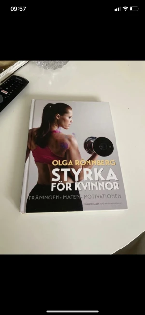 Styrka för kvinnor: Träningen, Maten, Motivationen - En inspirerande bok för dig som vill bli starkare! Här får du tips om styrketräning, motivation och kost, särskilt anpassat för kvinnor. Perfekt för unga vuxna som vill komma igång med träning och lära sig mer om hälsa och livsstil.