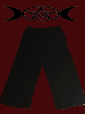 Baggy/vida byxor - Jätte snygga vida byxor som även är stretchiga i midjan! Passar jätte bra till när man vill klä upp sig eller bara att ha till vardags!