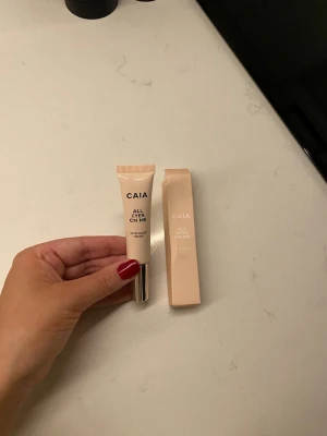 All eyes on me CAIA - Ögonskuggsprimer som skapar en mjuk och slät bas på dina ögonlock för bästa resultat. Oanvänd i originalförpackning som endast öppnats för att fota produkten. Jag har ytterligare produkter från Caia till salu, se profil!🥰