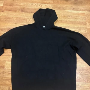 Zara Hoodie - Zara Hoodie. Strl L men sitter som M. Helt oanvänd. Hör av er ifall ni her fler frågor!