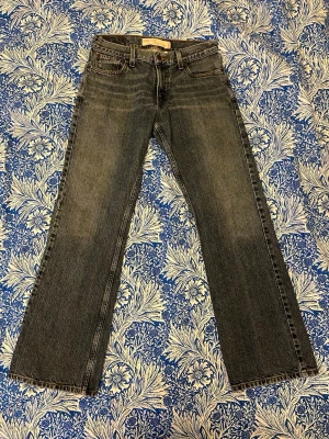 Levi's bootcut jeans - Säljer ett par Levi's 527 jeans med bootcut. Inga slitningar eller så, men ändå en schysst vintagekänsla. 