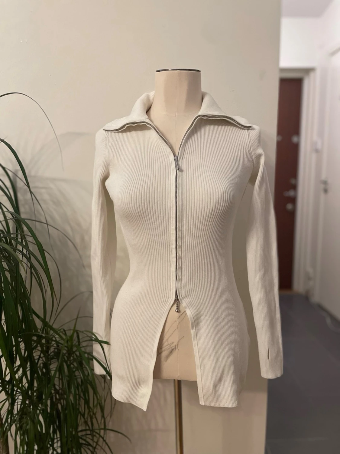 Vit ribbad kofta med dragkedja