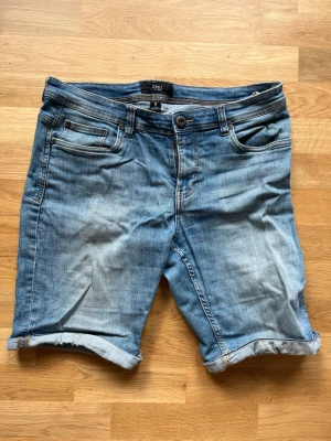 Jeansshorts - Blå jeansshorts från SMOG. Herr-modell. Strl M