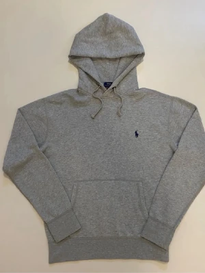 Polo Ralph lauren hoodie - Jävligt fet polo hoodie med riktigt bra passform, den passar någon mellan 165-175cm, otroligt skön också💯🙌🏽 Tveka inte att skriva vid andra funderingar o tankar.✨