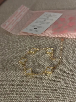 Bracelet white clover - Cute Gift idea - white Vc inspire barcelet