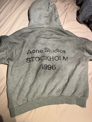 Acne studios hoodie - Säljer en sjukt snygg och eftertraktad acne studios hoodie passar både tjej och kille. Tröjan är endast använd 3 gånger, sjukt snygga detaljer på tröjan. Hör av er för fler bilder eller andra funderingar😃 pris går att diskutera även byten kan vara intressant 