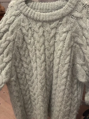 Ljusgrön stickad tröja från Zara - Mysig ljusgrön kabelstickad tröja från Zara. Tröjan är använd 1-2 gånger.