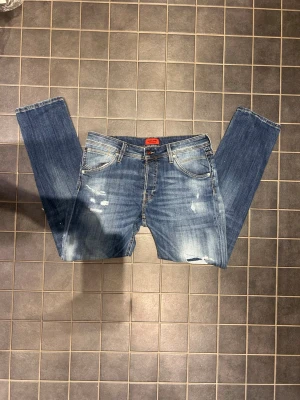 Jack and Jones jeans  - Säljer de här jätte snygga Jack and Jones jeans i storlek W34 men tycker de är mycket mer emot W32-33 i L 32 och i modellen slim/glenn, jeansen har både en riktigt snygg tvätt men även riktigt snygga slitningar, priset är inte fast utan går att diskutera!