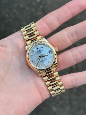 Guld  klocka  - Hellt ny klocka knappast använd 