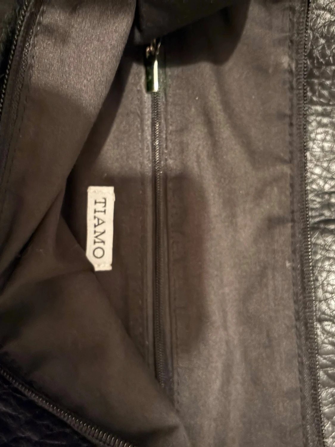 Svart axelväska med kedjedetaljer från TIAMO - 3