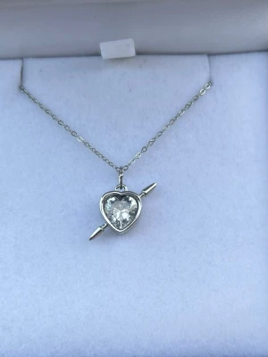 Maria Nilsdotter ”Rebel Love” inspirerat halsband - Aldrig använd, silverpläterad och tillverkad i rostfritt stål. Kedjans längd 40+5 cm och nickelfri. Om du har fler frågor, tveka inte att höra av dig 🤗