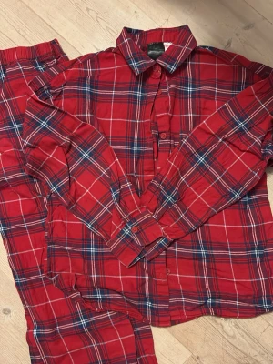 Röd rutig pyjamas från H&M - Säljer en röd rutig pyjamas från H&M. Både byxorna och tröjan är i storlek XS. 