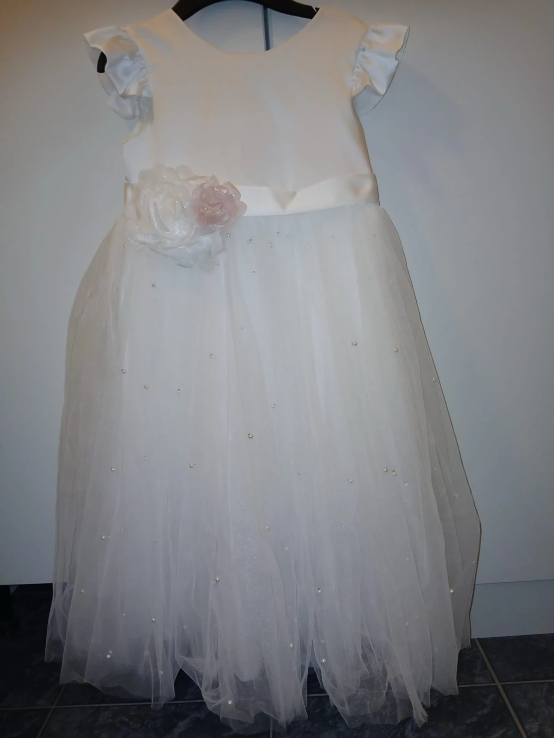 Vit långklänning med blommor och pärlor - 1