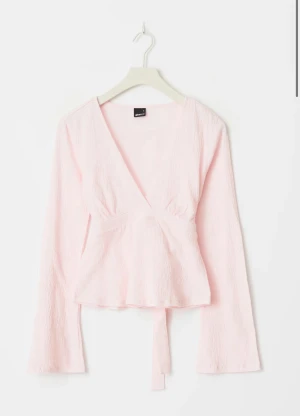 Tie topp  - Säljer denna fina rosa toppen i storlek XS ifrån ginatricot. Inga defekter, den är använd få gånger bara att den är skrynklig pågrund av att den varit vikt. Den är helt slut såld på deras hemsida. Original pris 299kr 