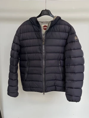 Colmar Jacka - Riktigt fet och populär vinterjacka från Colmar! Toppskick, inga defekter. Storlek 48, motsvarar S/M. Kontakta mig för fler frågor och funderingar!