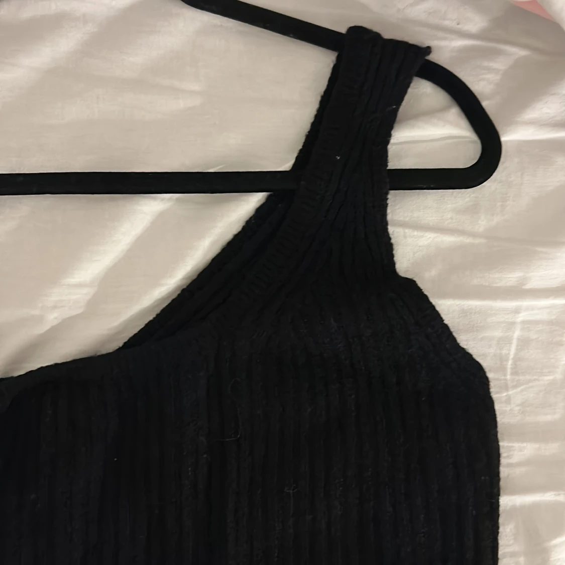 Svart oneshoulder klänning H&M Divided - 1