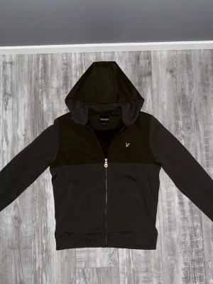 Lyle & Scott - Mörk Olivgrön Zip-hoodie/ huvtröja med dragkedja. mycket bra skick. Sällan använd.