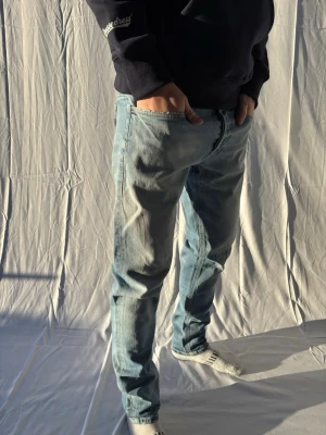 Dondup George  - Ett par lite schystare dondup jenas med färgen ljusblå. I väldigt bra skick. Är bara att höra av er vid frågor