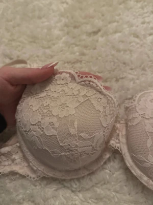 ljusrosa bh med blommigt mönster - Säljer en ljusrosa bh i storleken 75A. Använd fåtalet gånger men som ny. Kan göra paketpris vid köp av fler bh:ar.