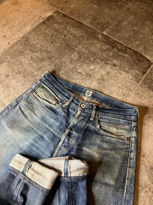 18oz Selvedge Jeans Indigofera  - Tja! säljer mina helt otroligt snygga selvedge jeans från indigofera i storlek 31/32👏 De är 18oz och 29 Dips vilket gör att de känns riktigt tunga med en stört bra kvalité, en sån fade som dessa har är riktigt svårt att lyckas få på sina selvedge jeans och har tagit flera års tid🫡 Skriv om ni har några frågor 🙏