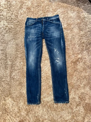 Dondup jeans - Säljer dessa schyssta Dondups i modellen George. Storlek 33 och grymt skick. Skriv vid funderingar! 
