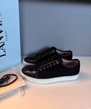 Lanvins  - Säljer ett par snygga lanvins i storlek UK8 (EU42) cond 9,5/10 nyskick. Kommer med OG box, dustbag och extra snören!