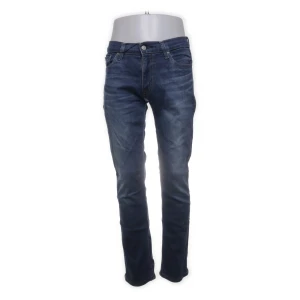 Levi's 511 - Snygga Levi's 511 jeans i klassisk blå färg med raka ben. Storlek 30/30. Perfekta för dig som gillar stilrena och tidlösa jeans. Skriv vid frågor!