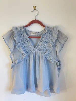 Ljusblå blus - Neo Noir - Ljusblå blus med volanger