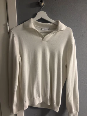 Vit pikétröja från MNG, storlek S - Säljer en stilren vit pikétröja från Mango herr i storlek S. Tröjan har klassisk krage och v-ringad hals, samt långa ärmar och ribbade muddar vid ärmslut och nederkant. Pris kan diskuteras vid snabb affär. Tveka inte om du har några frågor 