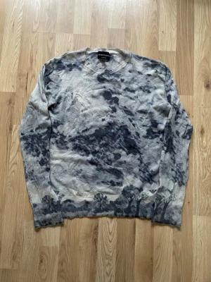 Emporio Armani Cashmere Tröja - Emporio Armani Cashmere Tröja. Storlek L men passar XS. Påminner lite om jpg mesh när den sitter på. Skriv om fler bilder eller mått önskas.