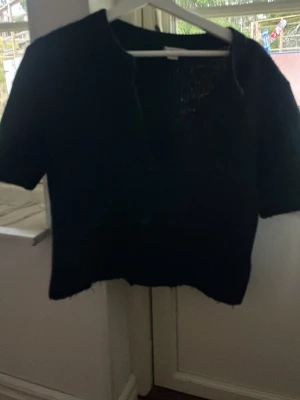 Mörkblå stickad kofta med knappar - Snygg mörkblå stickad kofta med korta ärmar och knappar