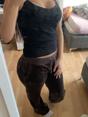 Bruna mjukisbyxor Juicy Couture XS - Säljer ett par bruna mjukisbyxor från Juicy Couture i storlek XS men passar som Small. Jag köpte byxorna 2024 och har använt dem max 3 gånger. Byxorna är köpta från Juicy Couture. Pris kan diskuteras