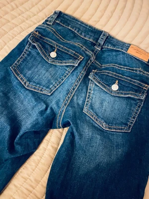 Blå bootcut jeans från Gina tricot  - Snygga blå jeans från Gina i storlek 38. Modellen har bootcut-ben. 🤟Perfekt för dig som gillar retrovibbar och vill ha en cool look. Kan diskutera pris 🫶🏻🫶🏻