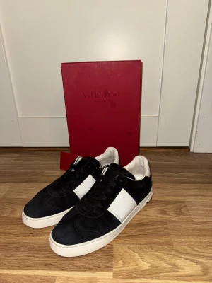 Valentino Flycrews svart - Hej! Säljer nu ett par Valentino Flycrews i storlek 39, i färgen svart!! Storleken på skorna är 39 men passar förmodligen 40 också. Skorna innehar ett riktigt bra skick (nästa nya). Skick 9/10. Det finns inga defekter på skorna det visas tydligt på bilderna. Hör av er vid intresse eller fler frågor. Pris går att diskuteras vid snabb affär! Ha det bäst så länge!!  Ps: äkthetscertifikat finns!!! 