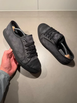 Svarta sneakers från Gucci med monogram - ‼️VI TAR EJ BYTEN‼️ Gucci sneakers | Skick: 8/10 | Storlek (6,5) fits 41,5-42 | Endast Skopåse ingår | Fraktar inom 24H efter köp, på köparens bekostnad 📦 | Hör av dig vid minsta fråga eller fundering 💭