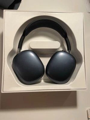 AirPods Max - Apple AirPods Max i snyggt skick, komplett med originalförpackning och laddkabel. Over-ear design med mjuka öronkuddar och robust bygelskonstruktion. Inga synliga defekter eller slitage. Perfekt för högkvalitativ musikupplevelse och aktiv brusreducering. Varan är i nyskick och är en perfekt julklapp