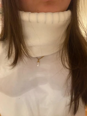 Vit buff med blåa detaljer - Säljer en jättecool och bekväm buff med ljusblå stygn!! Stygnen är både upp och nere på buffen men syns inte så bra på bilderna, skriv för flera bilder eller frågor🥰🥰