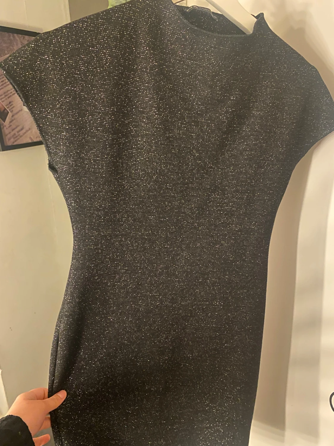 Svart glittrig kortklänning - 3