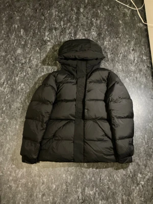 MONCLER MADEIRA JACKA - ✨Hej, Säljer denna fina puffer jackan från Moncler. Jackan är bara använd några gånger och är så gott som ny. Den är storlek S. Hör av dig vid intresse svarar snabbt.