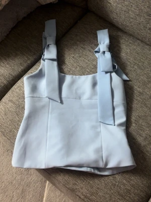 Viral zara topp - Säljer min topp från zara. Har endast använt den ett fåtal gånger. Den är i väldigt bra skick och har inga defekter. 